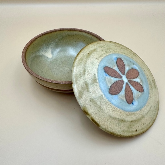 Vintage Stoneware trinket dish, Pottery with lid - Picture 4 of 7